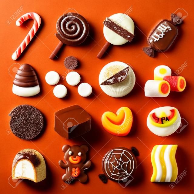 Cadılar bayramı, hannukah, yılbaşı için en popüler tatlı tatlıların seti. Çikolata çubukları, şekerlemeler ve diğer tatlı yiyecekler.