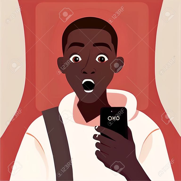 ショックを受けたアフリカ人が彼のスマートフォンを調べます。驚いて口を開いた男の肖像。ベクトルフラットイラスト
