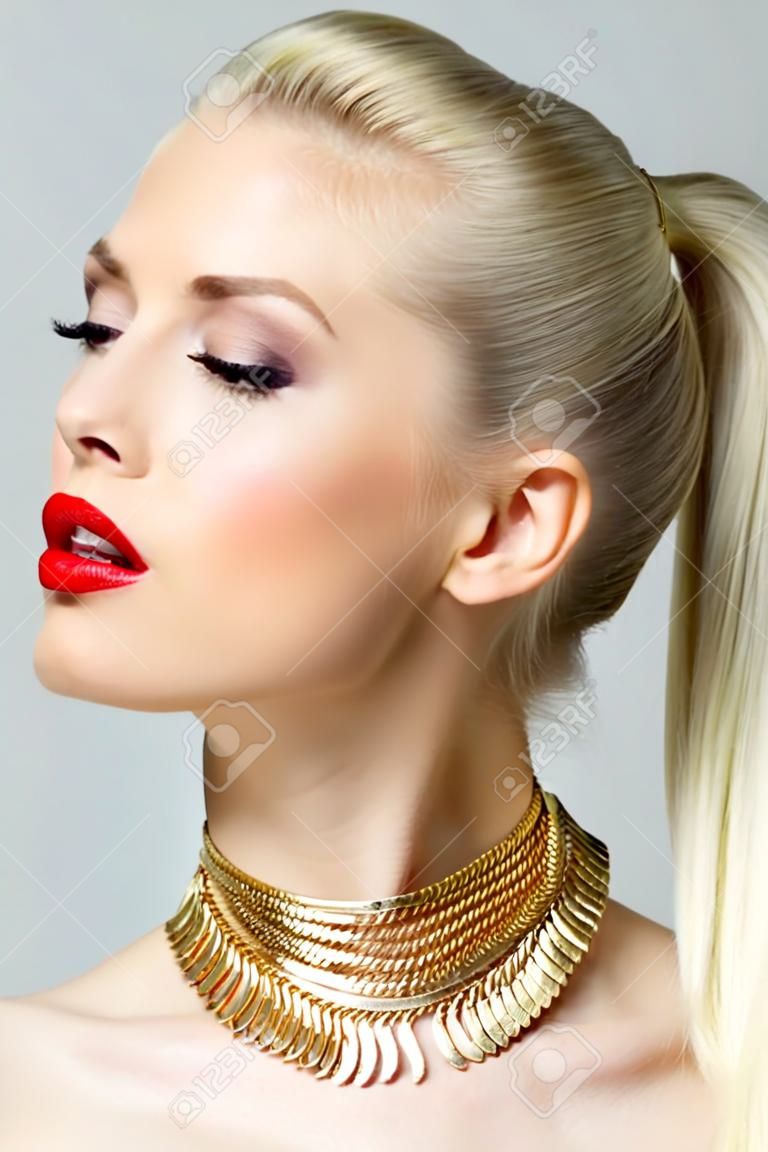 Schoonheid portret van prachtige blonde vrouw met paardenstaart