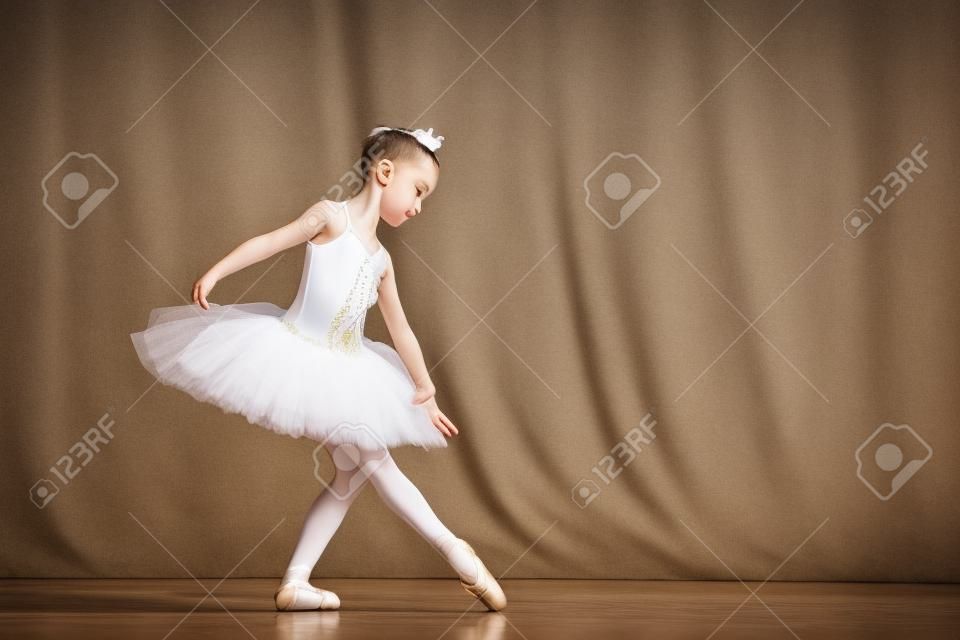 Petite Fille Ballerine Danse Sur Scène En Tutu Blanc Sur Des