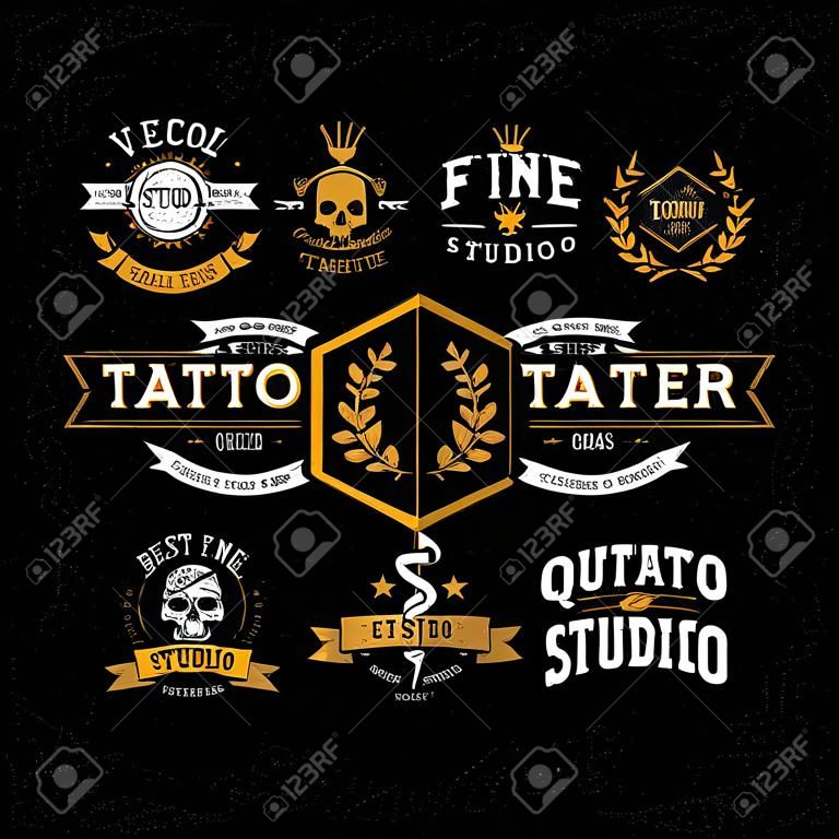 Vektor-Satz von kühlen Tattoo-Studio Logo-Vorlagen auf dunklem Hintergrund. Retro-Stil trendy Vektor-Embleme.