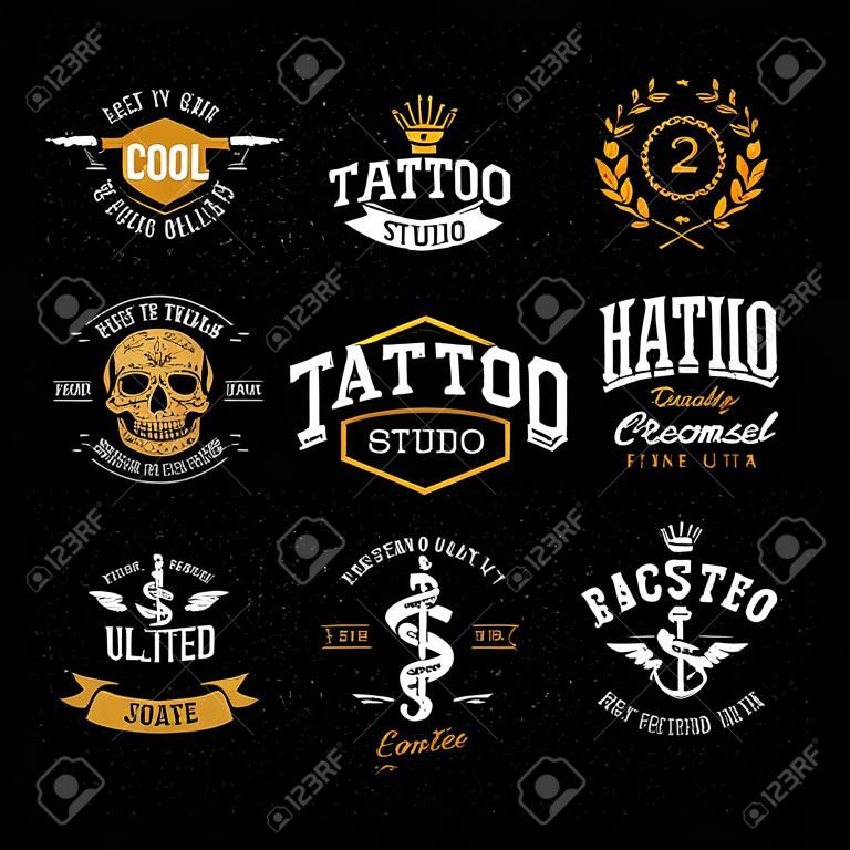 Vektor-Satz von kühlen Tattoo-Studio Logo-Vorlagen auf dunklem Hintergrund. Retro-Stil trendy Vektor-Embleme.