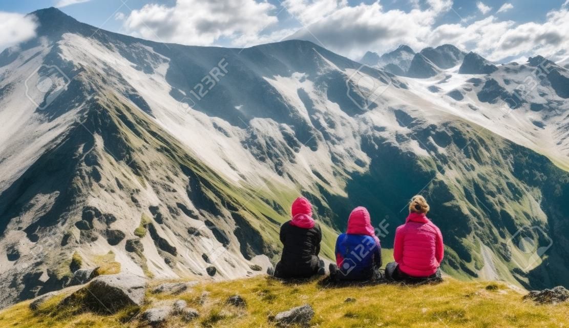 Un grupo de damas disfrutando del almuerzo después de una larga caminata hasta la cima de una colina en las montañas polacas de Tatra