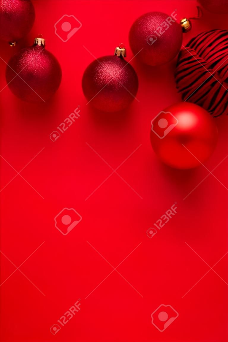 Bolas de Navidad rojas sobre un fondo rojo. composición de año nuevo