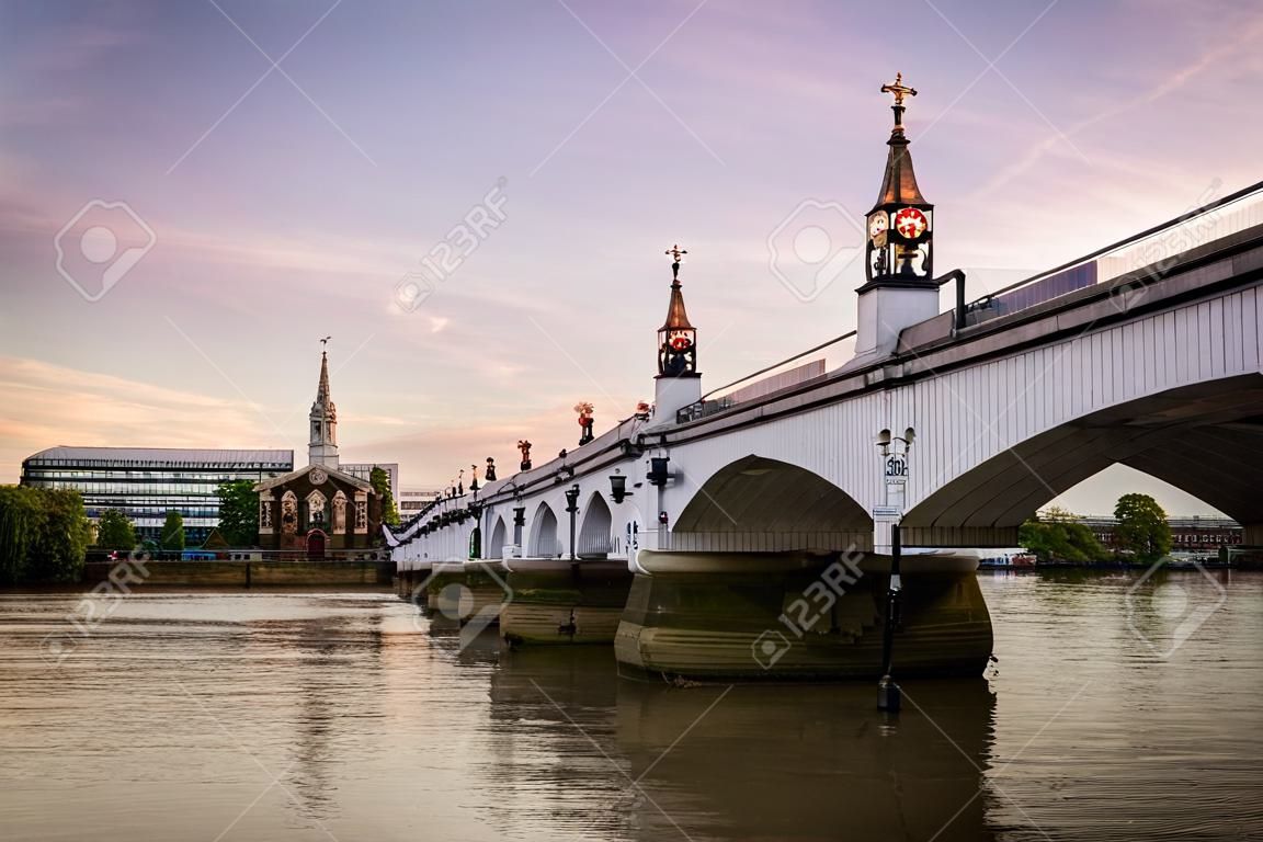 Putney Brücke Fulham nach Putney über den Fluss Themse verbindet, ist die einzige Brücke in Großbritannien an jedem Ende eine Kirche zu haben (St.-Marien-Kirche, Putney nach Süden und All Saints Church, Fulham im Norden)