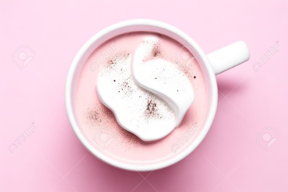 Chocolate caliente en una taza de cerámica rosa aislado en blanco desde arriba.