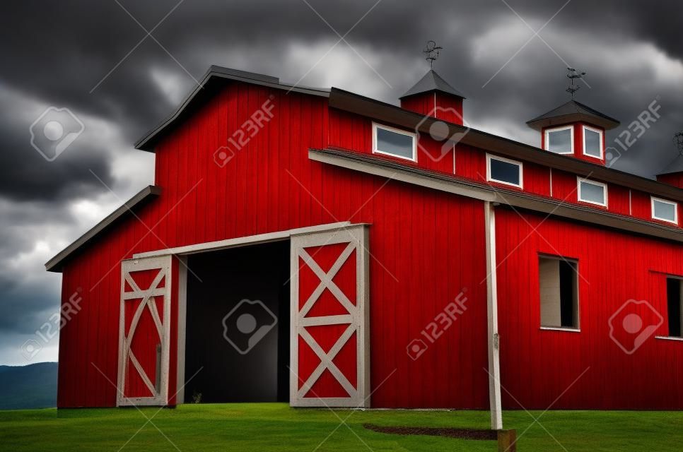 Große rote moderne Scheune und Gewitterwolken und offene Türen