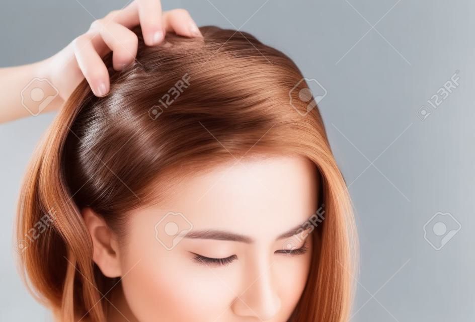 Mujer que mira el reflejo en el espejo problema grave de pérdida de cabello para el champú para el cuidado de la salud y el concepto de producto de belleza