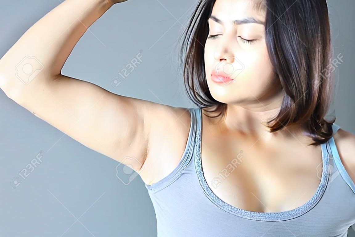 Kobiety problem czarny pachy leżące na białym tle łóżka dla koncepcji pielęgnacji skóry i urody, selektywne skupienie