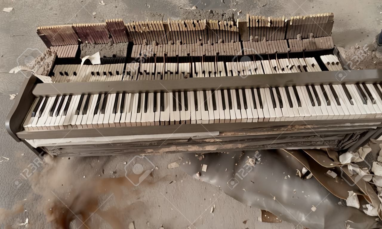 Explosion vom Klavier zerstört