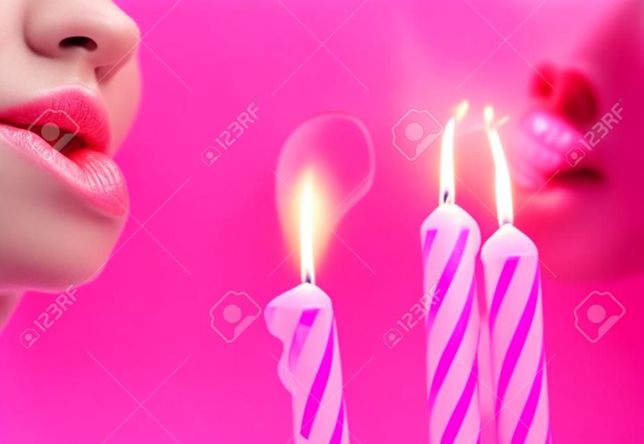 close-up der Lippen rosa Kerzen ausblasen