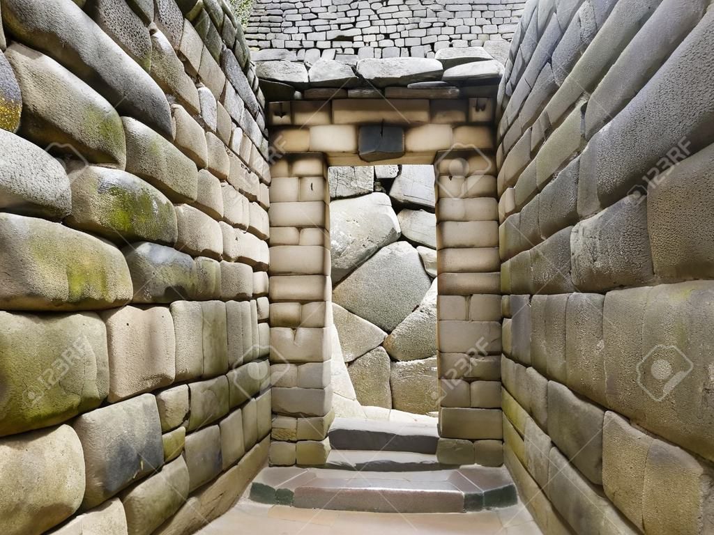 Porta del tempio Inca presso la città perduta di Machu Picchu, Perù