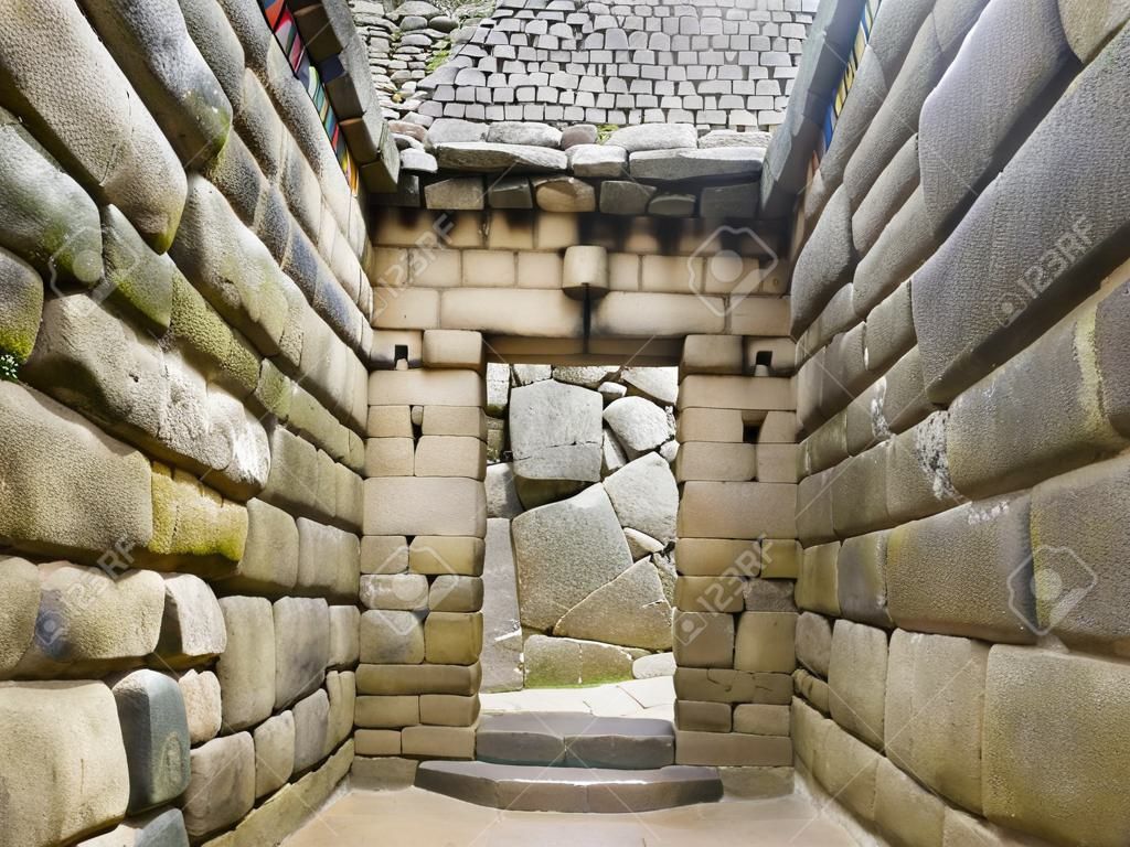 Porta del tempio Inca presso la città perduta di Machu Picchu, Perù