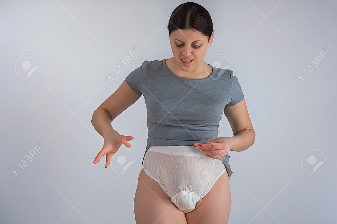 Retrato Recortado Una Mujer Señalándole Pañales Para Adultos Problema  Incontinencia: fotografía de stock © inside-studio #648012512