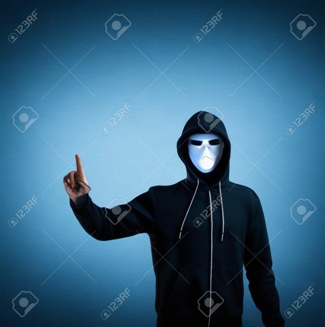 Portret van computer hacker in wit masker en hoodie. Verborgen donker gezicht. Data dief, internet fraude, darknet en cyber security concept.