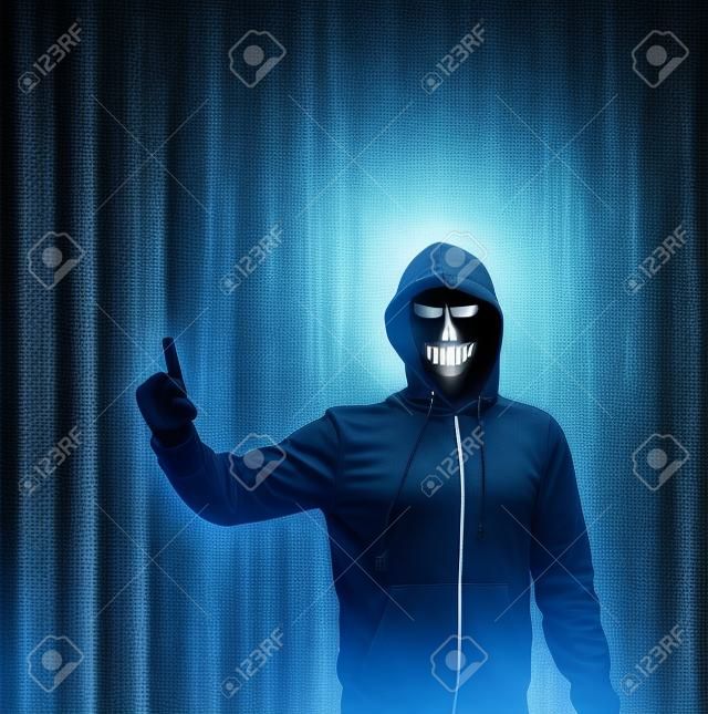 Portret van computer hacker in wit masker en hoodie. Verborgen donker gezicht. Data dief, internet fraude, darknet en cyber security concept.