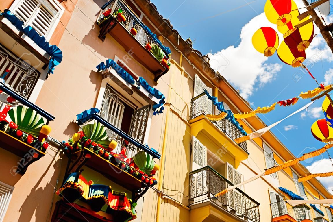 Balkons op een kleurrijk ingerichte steeg in Barrio Alto tijdens het Festival van Santo Antonio, Lissabon, Portugal