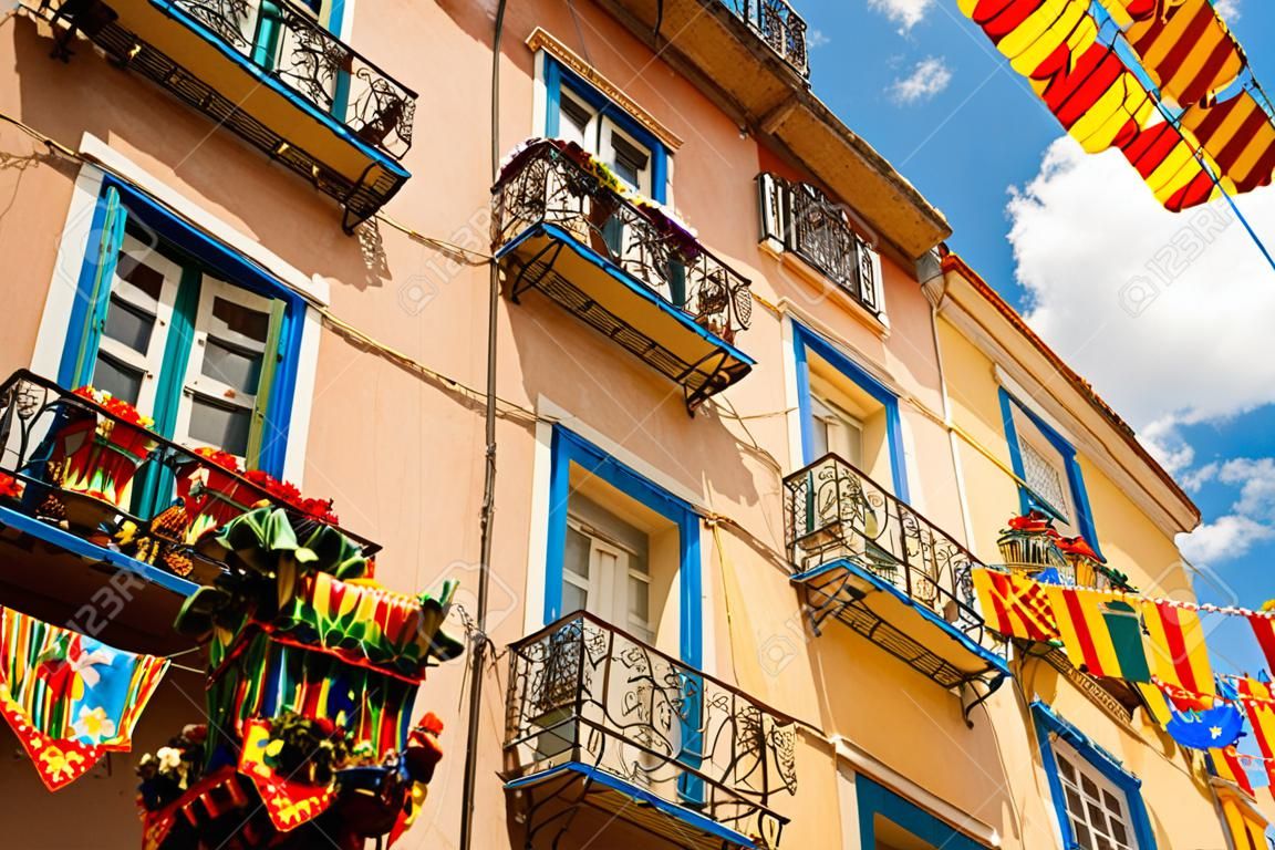 Balkons op een kleurrijk ingerichte steeg in Barrio Alto tijdens het Festival van Santo Antonio, Lissabon, Portugal