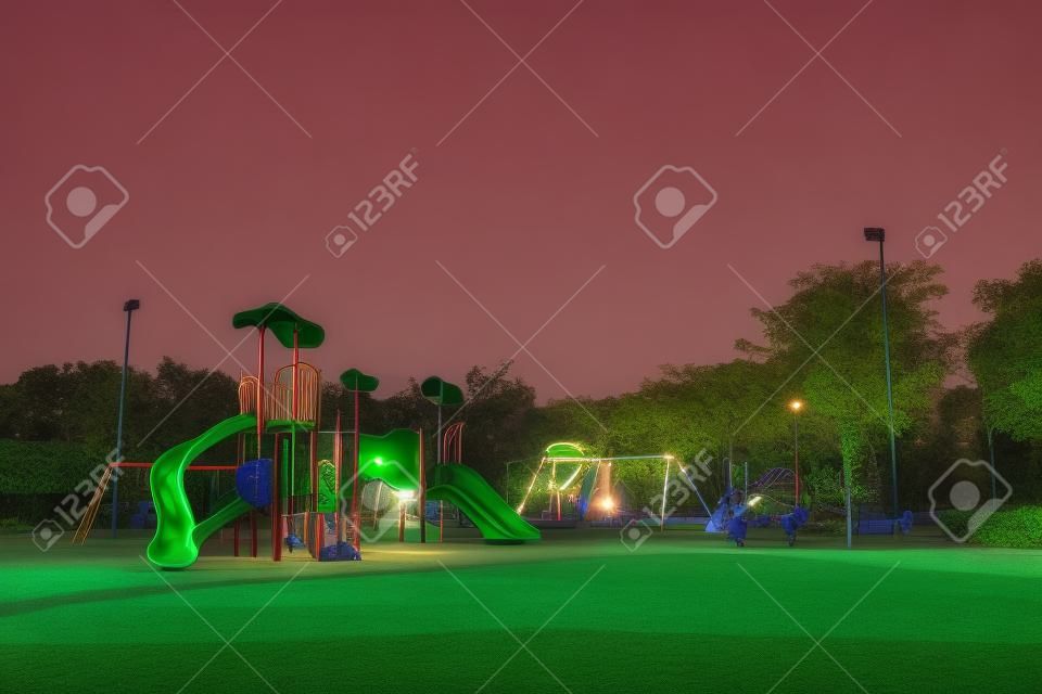 Zona de juegos en el parque público por la noche.