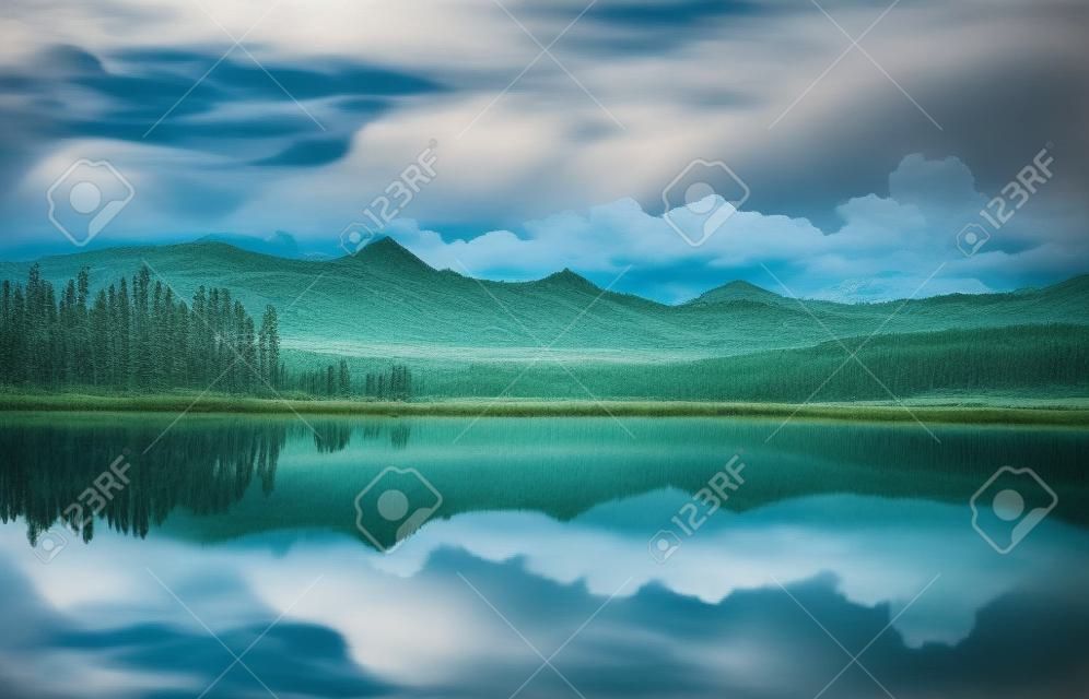 Prachtig meer in Altai bergen