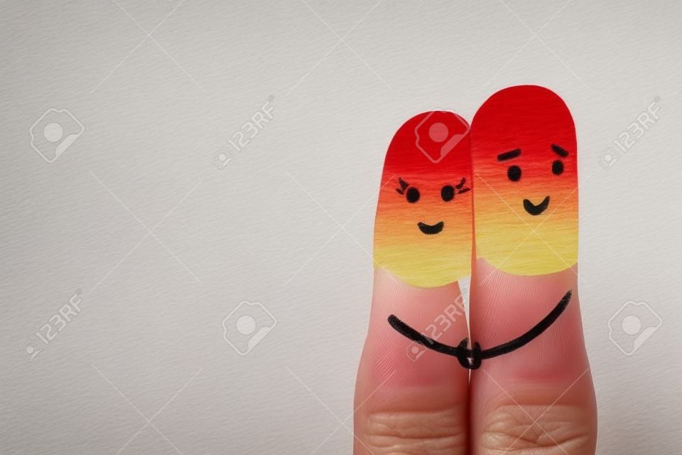 幸せなカップルの指アート。幸せなカップルが手を繋いでいます。