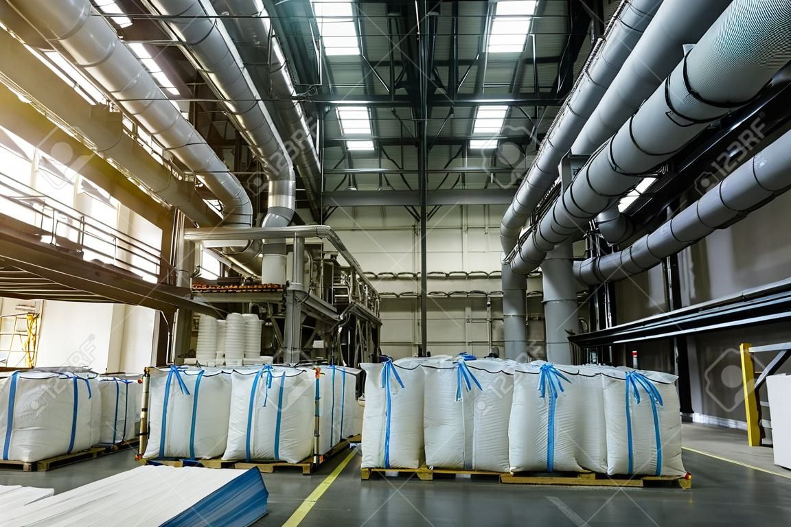 Área de embalaje en la fábrica de productos químicos. Bolsas con producción química