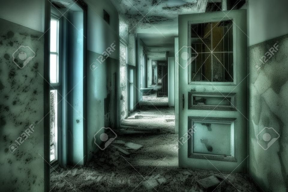 Couloir du vieil hôpital abandonné