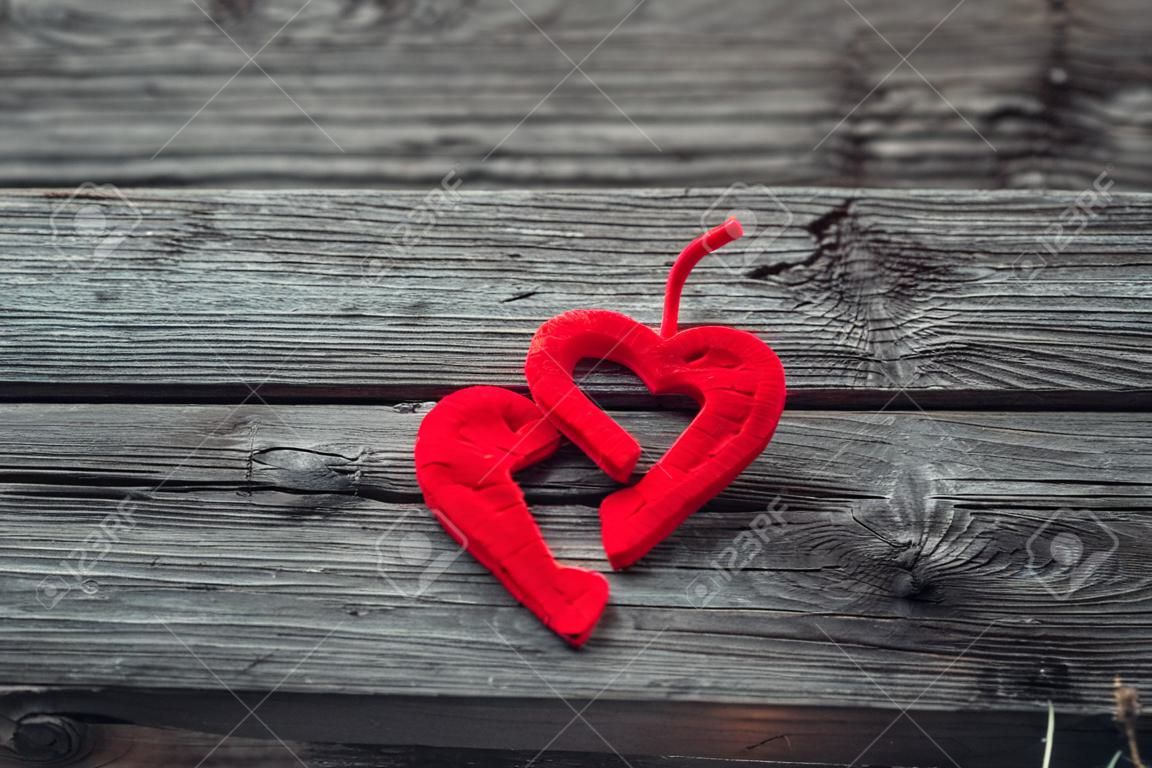 Deux coeurs rouges sur le vieux fond en bois minable. Fond de Valentine Vintage.