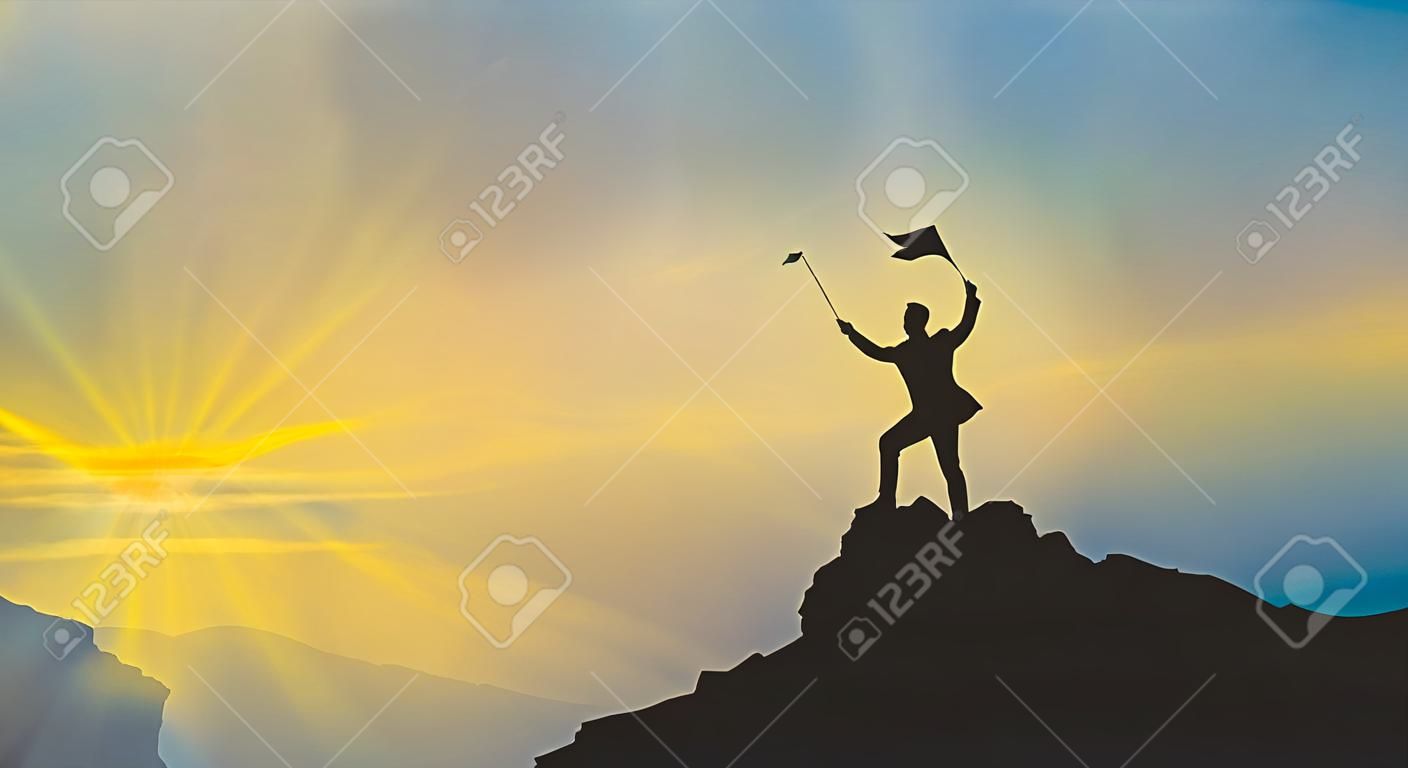 silhouette d'homme au sommet d'une montagne sur fond clair de ciel et de soleil, concept d'entreprise, de succès, de leadership, de réussite et de personnes