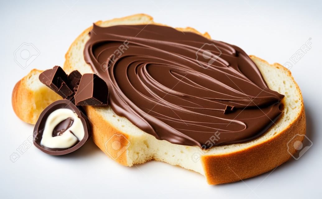 Snijden van brood met chocoladecrème met hazelnoot geïsoleerd op witte achtergrond