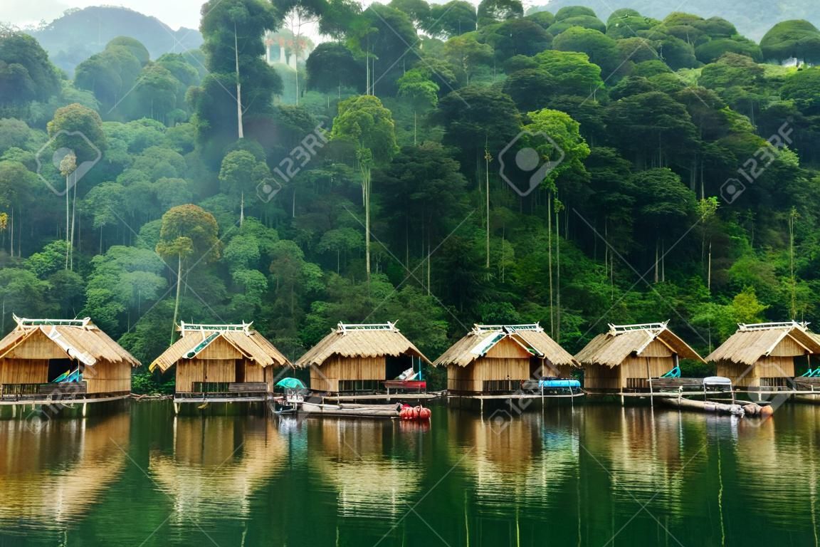 湖上CHEO蘭在泰國竹小屋