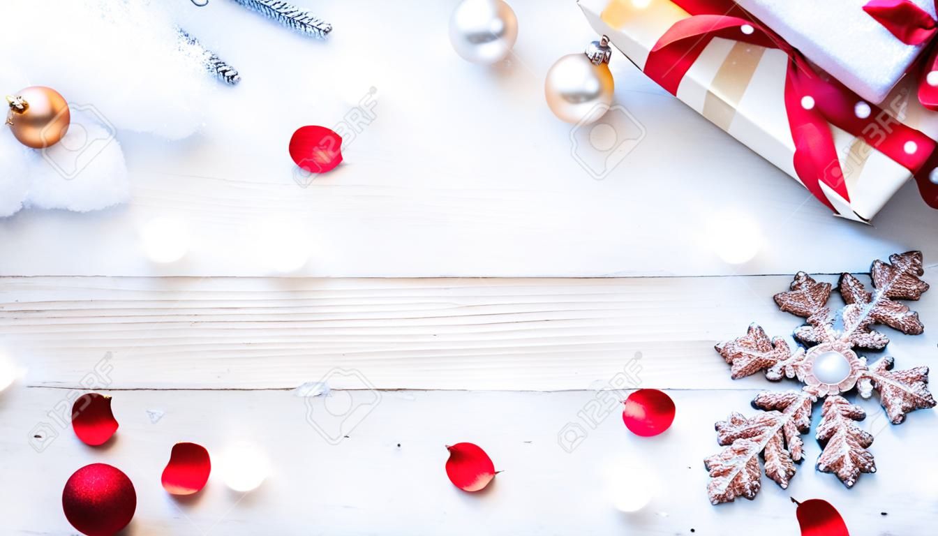 Kerstmis frame. Winter houten decoratie achtergrond. Kerstbord met oude rustieke muur, witte bevroren sneeuw, gouden ballen en geschenkdoos. Nieuwjaar met kopieerruimte