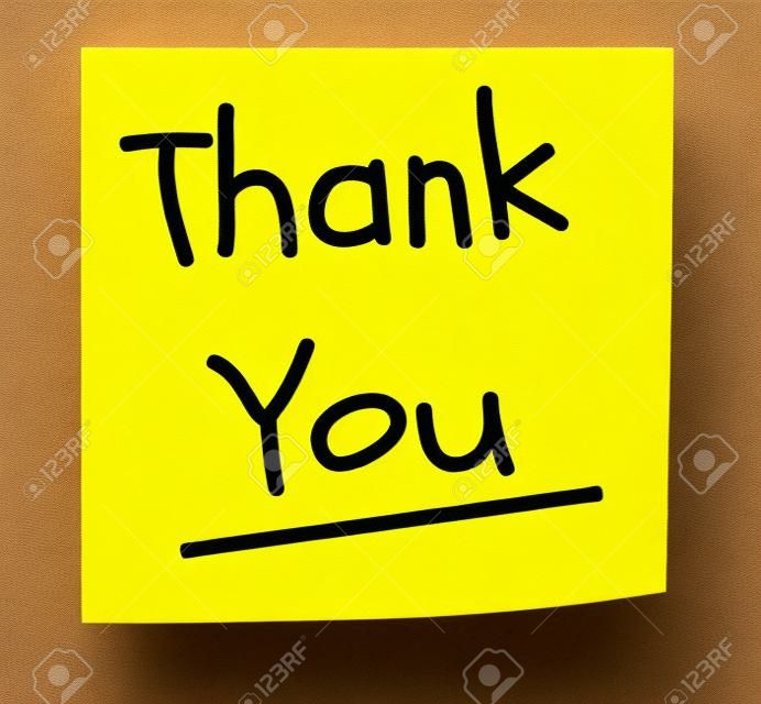 Un carré pad collant jaune note avec les mots de remerciement écrit en noir.