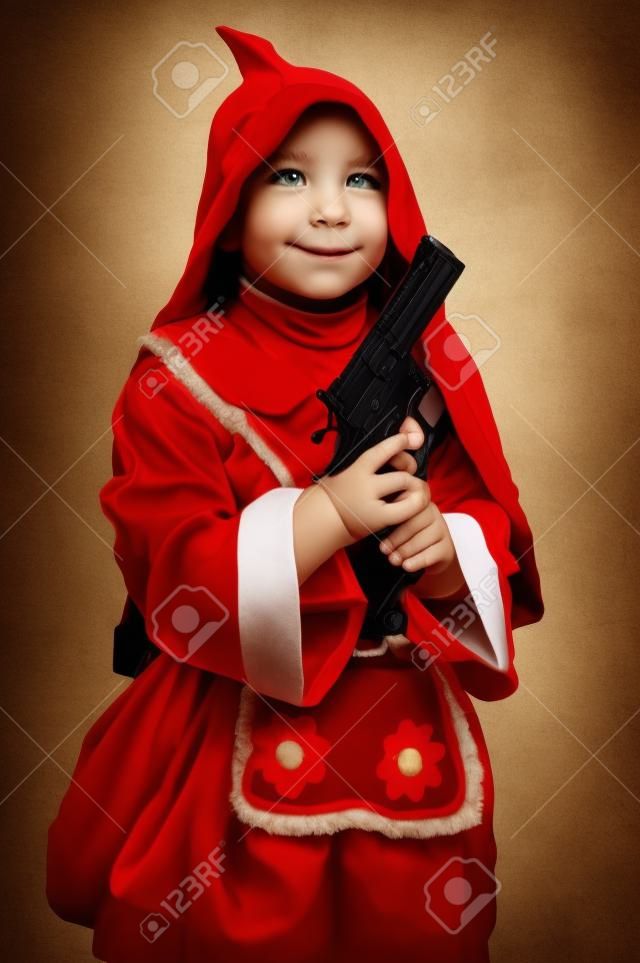 moderna Caperucita Roja con pistola