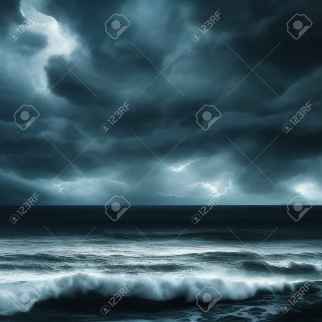 stürmischen Himmel über Meer mit dunklen Wellen