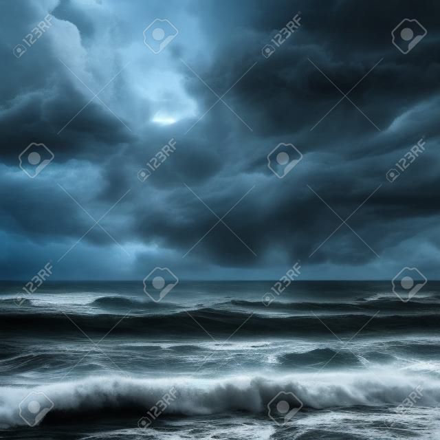 stürmischen Himmel über Meer mit dunklen Wellen
