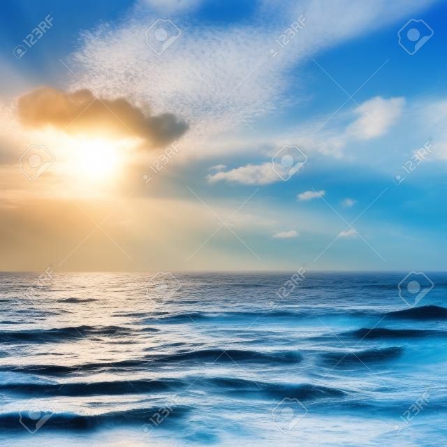 sol no céu azul sobre o mar