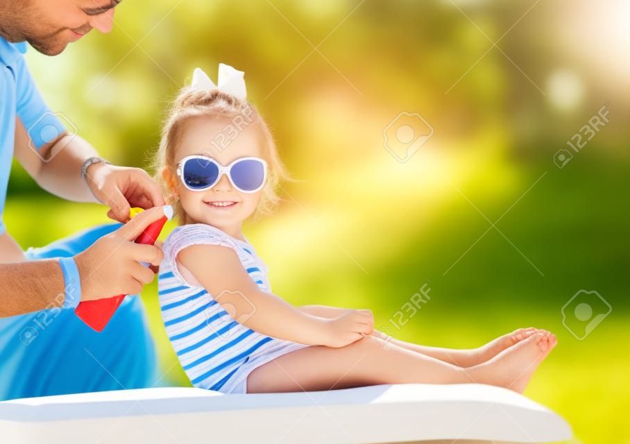 Vater Sonnencreme Creme auf Töchter selbst appliziert, Sonnenschutz