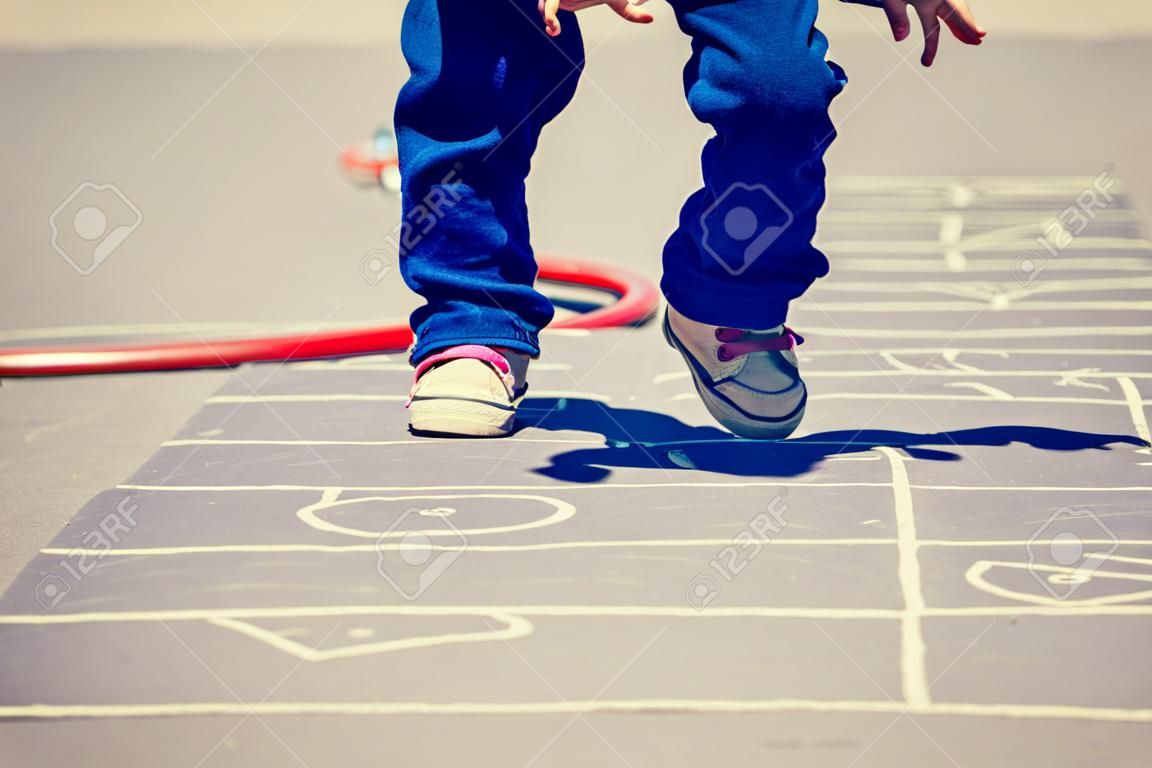 gyerek játszik ugróiskola a játszótér a szabadban, a gyermekek szabadtéri tevékenységek