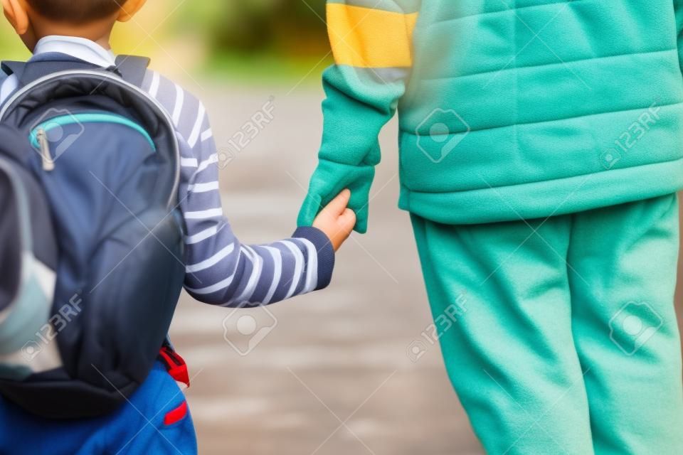 père tenant la main du petit-fils d'aller à l'école ou à la garderie