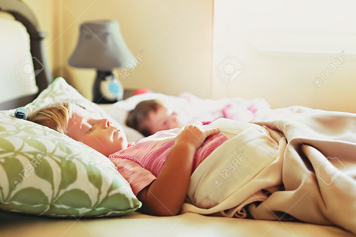 niños durmiendo en el dormitorio en casa