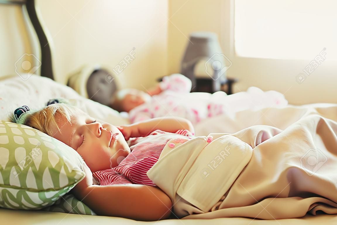 niños durmiendo en el dormitorio en casa