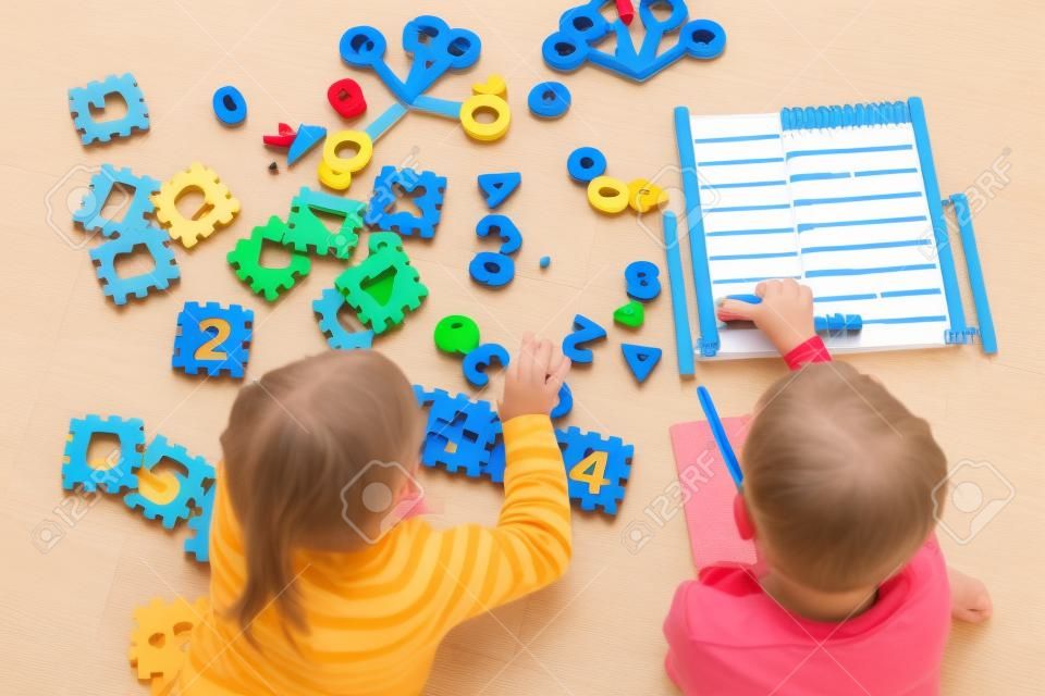 Mały chłopiec i dziewczynka uczą się obliczać liczby
