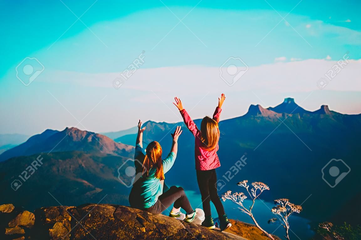feliz mãe e filha desfrutar de viagens nas montanhas