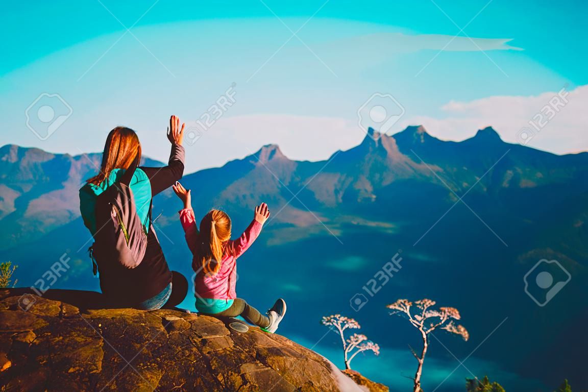 gelukkige moeder en dochter genieten reizen in de bergen