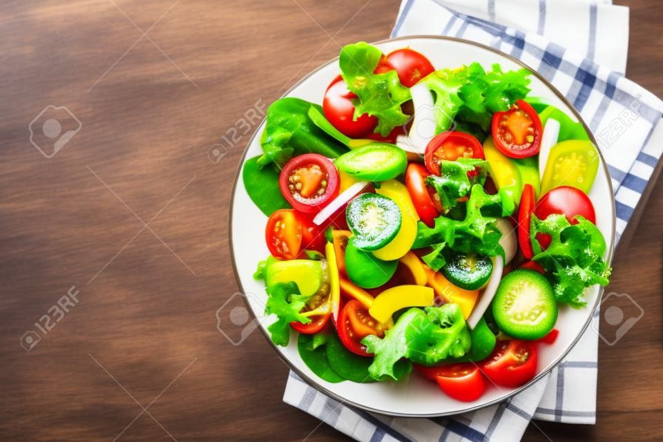Vue de dessus de salade de légumes frais.