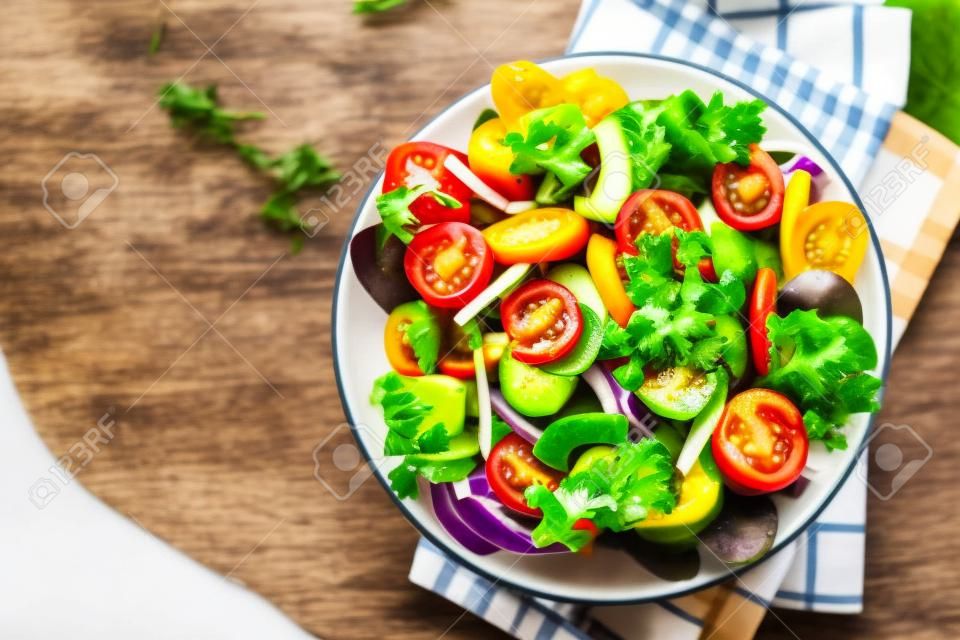 Draufsicht des Salats des frischen Gemüses.