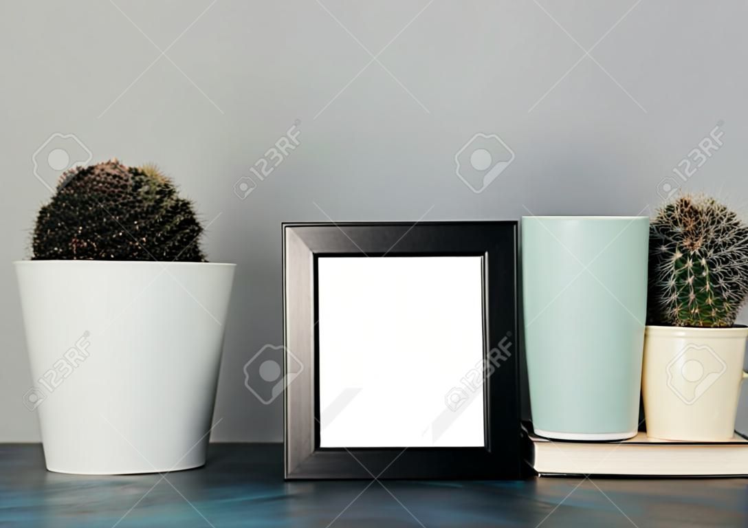 Mock up Foto mit Rahmen und Tasse Tee oder Kaffee und Bücher und Kaktus . Nahansicht .