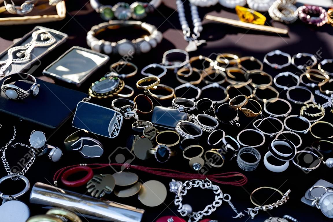 pulseiras de jóias, anéis, uma variedade de cores e jóias no mercado de pulgas