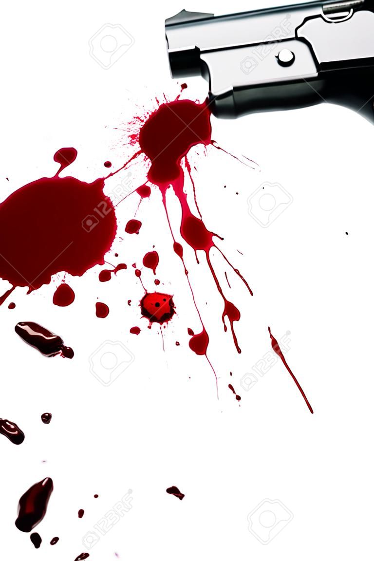 Arma de mano y la sangre salpique. Asesinato de escena
